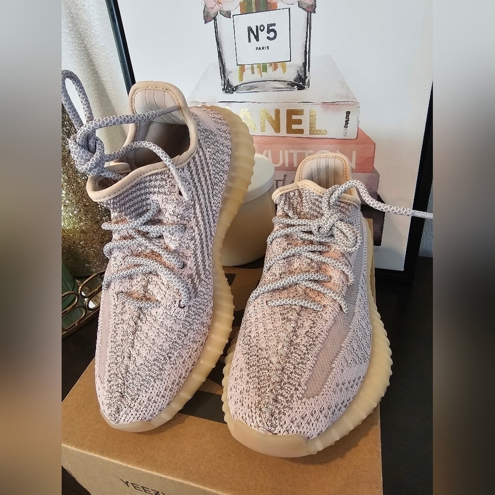 Yeezy Boost 350 V2 Sneakers . US Size 5 - Picture 3 of 14